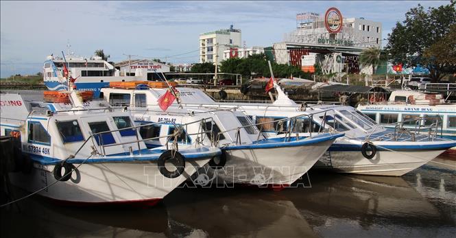 Tàu cao tốc tuyến biển tạm ngừng hoạt động do thời tiết xấu, neo đậu tại Cảng hành khách Rạch Giá, phường Rạch Giá (An Giang). Ảnh: Lê Huy Hải - TTXVN