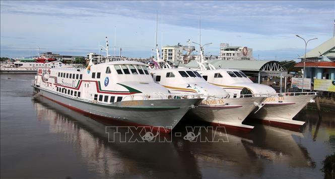 Tàu cao tốc tuyến biển tạm ngừng hoạt động do thời tiết xấu, neo đậu tại Cảng hành khách Rạch Giá, phường Rạch Giá (An Giang). Ảnh: Lê Huy Hải - TTXVN