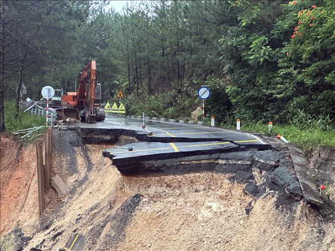 Lực lượng chức năng bố trí phương tiện tại khu vực sụt lún trên đèo Mimosa. Ảnh: Chu Quốc Hùng - TTXVN