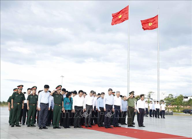Tổng Bí thư Tô Lâm và đoàn công tác Trung ương dâng hoa, dâng hương trước Tượng đài Chủ tịch Hồ Chí Minh tại Quảng trường Hồ Chí Minh. Ảnh: Thống Nhất – TTXVN