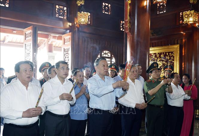 Tổng Bí thư Tô Lâm dâng hương tại Đền thờ Chủ tịch Hồ Chí Minh. Ảnh: Thống Nhất – TTXVN