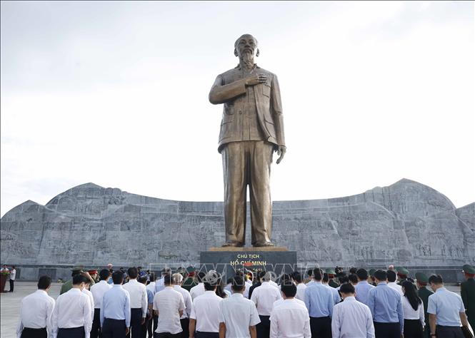 Tổng Bí thư Tô Lâm và đoàn công tác Trung ương dâng hoa, dâng hương trước Tượng đài Chủ tịch Hồ Chí Minh tại Quảng trường Hồ Chí Minh. Ảnh: Thống Nhất – TTXVN