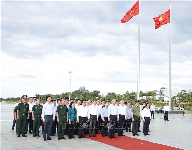 Tổng Bí thư Tô Lâm và đoàn công tác Trung ương dâng hoa, dâng hương trước Tượng đài Chủ tịch Hồ Chí Minh tại Quảng trường Hồ Chí Minh. Ảnh: Thống Nhất – TTXVN