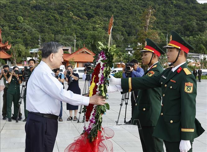 Tổng Bí thư Tô Lâm dâng hoa trước Tượng đài Chủ tịch Hồ Chí Minh. Ảnh: Thống Nhất – TTXVN