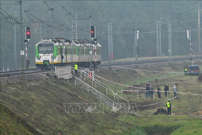 Cảnh sát điều tra tại hiện trường vụ phá hoại đường ray xe lửa ở gần ga Mika, Ba Lan, ngày 17/11/2025. Ảnh: PAP/TTXVN