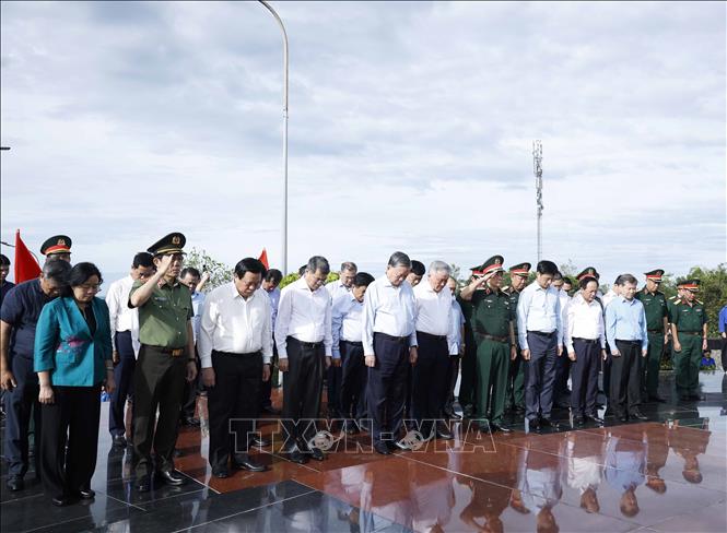 Tổng Bí thư Tô Lâm và đoàn công tác Trung ương dâng hoa, dâng hương tại Nghĩa trang liệt sĩ Phú Quốc. Ảnh: Thống Nhất – TTXVN