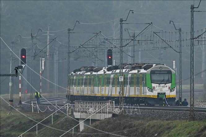 Cảnh sát điều tra tại hiện trường vụ phá hoại đường ray xe lửa ở gần ga Mika, Ba Lan, ngày 17/11/2025. Ảnh: PAP/TTXVN