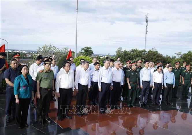 Tổng Bí thư Tô Lâm và đoàn công tác Trung ương dâng hoa, dâng hương tại Nghĩa trang liệt sĩ Phú Quốc. Ảnh: Thống Nhất – TTXVN