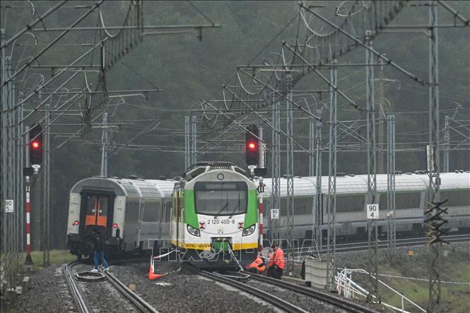 Cảnh sát điều tra tại hiện trường vụ phá hoại đường ray xe lửa ở gần ga Mika, Ba Lan, ngày 17/11/2025. Ảnh: PAP/TTXVN