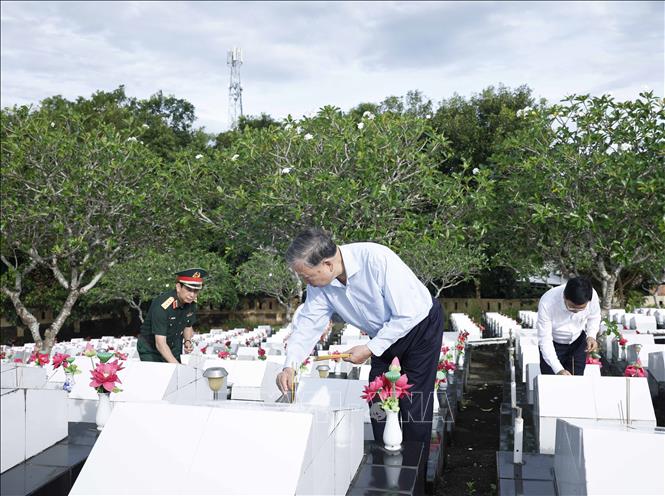 Tổng Bí thư Tô Lâm dâng hương tại Nghĩa trang liệt sĩ Phú Quốc. Ảnh: Thống Nhất – TTXVN