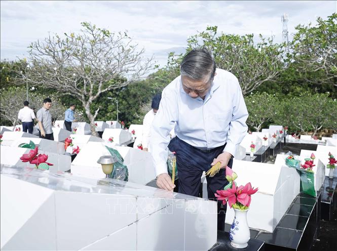 Tổng Bí thư Tô Lâm dâng hương tại Nghĩa trang liệt sĩ Phú Quốc. Ảnh: Thống Nhất – TTXVN