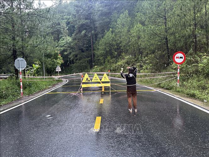 Lực lượng chức năng phong tỏa khu vực bị sụt lún trên đèo Mimosa. Ảnh: Chu Quốc Hùng - TTXVN