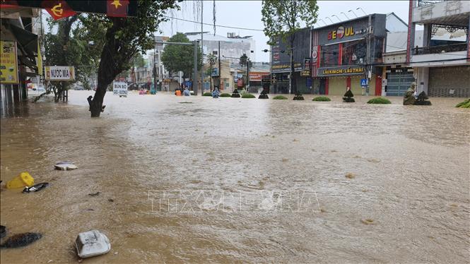 Nước lũ dâng cao trên đường 23 tháng 10 phường Tây Nha Trang (Khánh Hòa). Ảnh: Nguyễn Thành – TTXVN