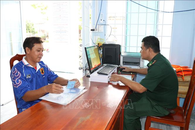 Ông Danh Út (tỉnh An Giang), thuyền trưởng tàu CM 95205-TS làm thủ tục nhập Cảng cá Định An (xã Đại An, tỉnh Vĩnh Long). Ảnh: Thanh Hòa- TTXVN