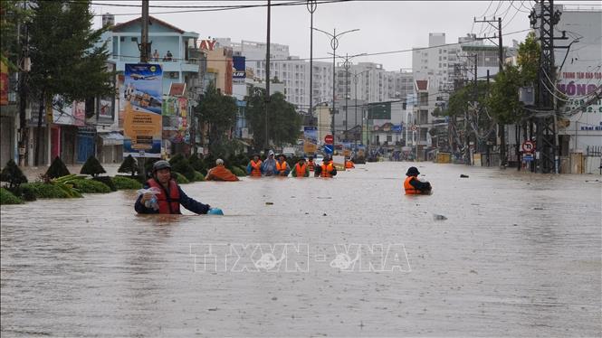 Nước lũ dâng cao trên đường 23 tháng 10 phường Tây Nha Trang (Khánh Hòa). Ảnh: Nguyễn Thành – TTXVN