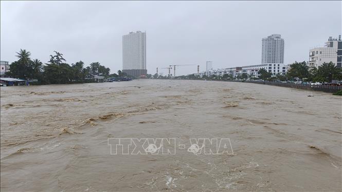 Nước lũ trên sông Cái Nha Trang (Khánh Hòa) dâng cao. Ảnh: Nguyễn Thành – TTXVN