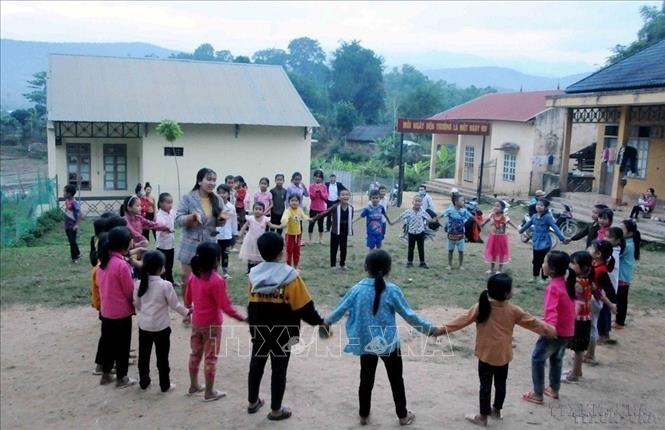 Mong muốn lớn nhất của các giáo viên Trường Tiểu học Mường Bám II (xã vùng 3 Mường Bám, Thuận Châu, tỉnh Sơn La) là giúp học sinh biết chữ, trang bị cho các em kiến thức để giúp ích được gia đình và xã hội. Ảnh: Quang Quyết-TTXVN