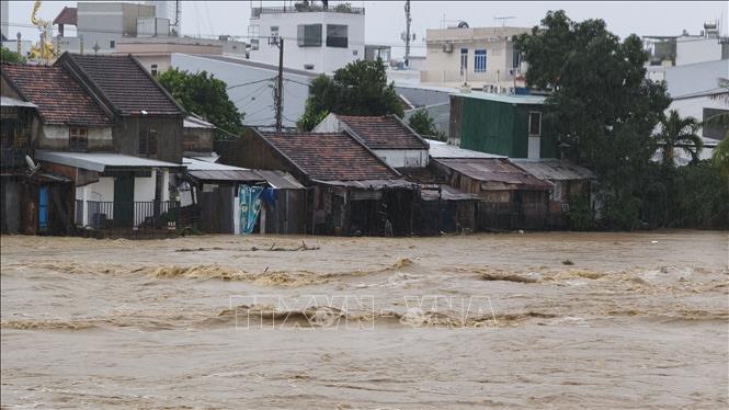 Nước lũ uy hiếp khu dân cư phường Bắc Nha Trang (Khánh Hòa). Ảnh: Nguyễn Thành – TTXVN