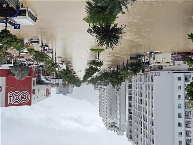 Nước lũ gây ngập sâu đường 19/5 phường Tây Nha Trang (Khánh Hòa). Ảnh: Nguyễn Thành – TTXVN