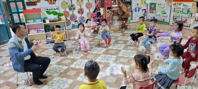 Thầy giáo Trịnh Hồng Quân, Hiệu trưởng Trường Mầm non Thành Sơn (Bá Thước, Thanh Hóa), với 17 năm công tác trong ngành, vẫn miệt mài cống hiến cho sự nghiệp nuôi dạy trẻ ở vùng đại ngàn Pù Luông, nơi có những hoàn cảnh đặc biệt khó khăn. Ảnh: TTXVN phát