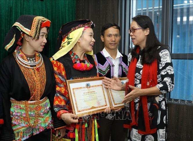 Thứ trưởng, Phó Chủ nhiệm Ủy ban Dân tộc Hoàng Thị Hạnh trao Kỷ niệm chương 