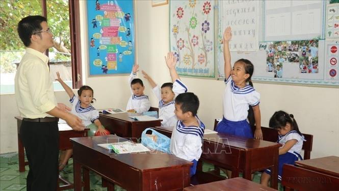 Thầy Bành Hữu Tình trong giờ lên lớp tại Trường tiểu học Thị trấn Trường Sa. Ở đảo xa đất liền, khí hậu khắc nghiệt, điều kiện học tập thiếu thốn, nhưng tại những ngôi trường “đặc biệt” này lại có những người thầy “đặc biệt”, những con người thầm lặng cần mẫn gieo chữ nơi đầu sóng Trường Sa. Ảnh: Sỹ Tuyên - TTXVN 