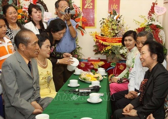 Phó Chủ tịch nước Nguyễn Thị Doan thăm thầy giáo ưu tú Nguyễn Ngọc Ký (người thầy bị liệt 2 tay đã dùng chân để tập viết từ năm lên 7 tuổi), một tấm gương sáng ngời về nghị lực (19/11/2013). Ảnh: Phương Vy - TTXVN