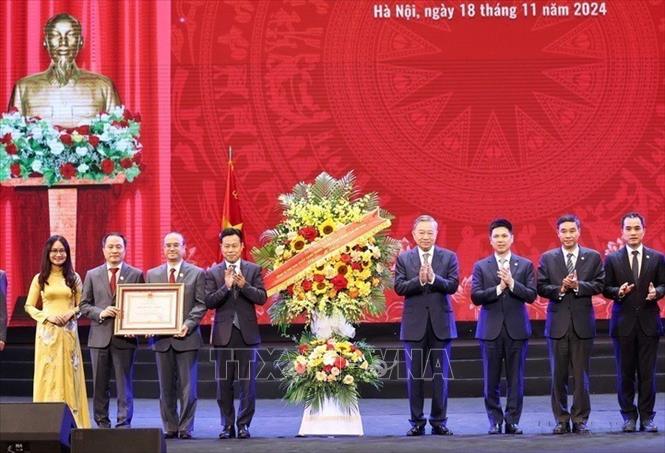 Tổng Bí thư Tô Lâm tặng hoa chúc mừng Đại học Quốc gia Hà Nội và Trường Đại học Kinh tế tại cuộc gặp mặt đại diện các nhà giáo, cán bộ quản lý giáo dục nhân kỷ niệm ngày Nhà giáo Việt Nam 20/11 (Hà Nội, sáng 18/11/2024). Ảnh: Thống Nhất - TTXVN 
