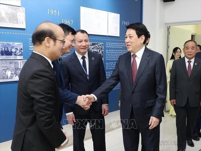 Chủ tịch nước Lương Cường với lãnh đạo, giáo viên Trường Đại học Sư phạm Hà Nội trong Lễ kỷ niệm Ngày Nhà giáo Việt Nam (20/11) và Đại hội Thi đua yêu nước ngành Giáo dục lần thứ VIII. Ảnh: Lâm Khánh - TTXVN