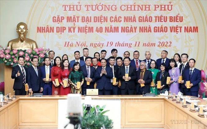 Thủ tướng Phạm Minh Chính gặp mặt đại diện các nhà giáo tiêu biểu, nhân kỷ niệm 40 năm Ngày Nhà giáo Việt Nam (20/11/1982 - 20/11/2022). Ảnh: Dương Giang - TTXVN