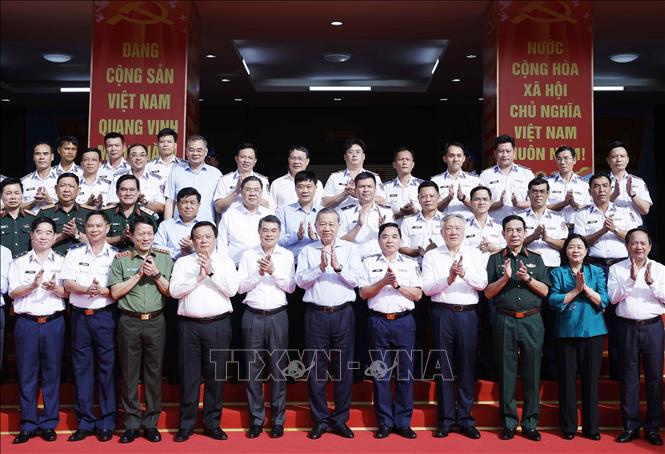 Tổng Bí thư Tô Lâm với các đại biểu tại Bộ Tư lệnh Vùng Cảnh sát biển 4. Ảnh: Thống Nhất – TTXVN