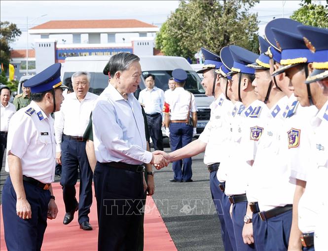 Tổng Bí thư Tô Lâm với các đại biểu Bộ Tư lệnh Vùng Cảnh sát biển 4. Ảnh: Thống Nhất – TTXVN