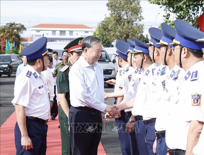 Tổng Bí thư Tô Lâm với các đại biểu Bộ Tư lệnh Vùng Cảnh sát biển 4. Ảnh: Thống Nhất – TTXVN