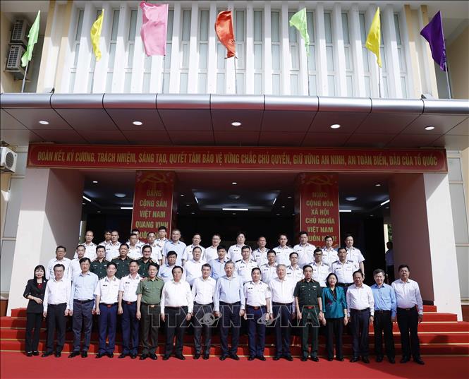 Tổng Bí thư Tô Lâm với các đại biểu tại Bộ Tư lệnh Vùng Cảnh sát biển 4. Ảnh: Thống Nhất – TTXVN