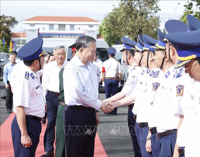 Tổng Bí thư Tô Lâm với các đại biểu Bộ Tư lệnh Vùng Cảnh sát biển 4. Ảnh: Thống Nhất – TTXVN