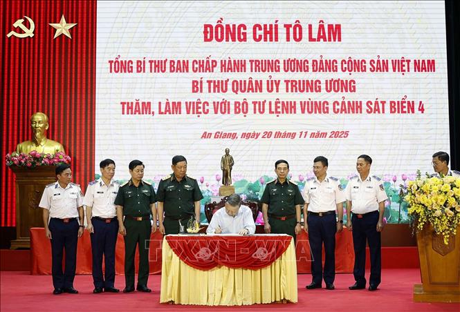 Tổng Bí thư Tô Lâm ghi lưu bút tại Bộ Tư lệnh Vùng Cảnh sát biển 4. Ảnh: Thống Nhất – TTXVN