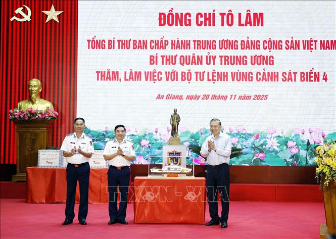 Tổng Bí thư Tô Lâm tặng bức tượng Chủ tịch Hồ Chí Minh cho Bộ Tư lệnh Vùng Cảnh sát biển 4. Ảnh: Thống Nhất – TTXVN