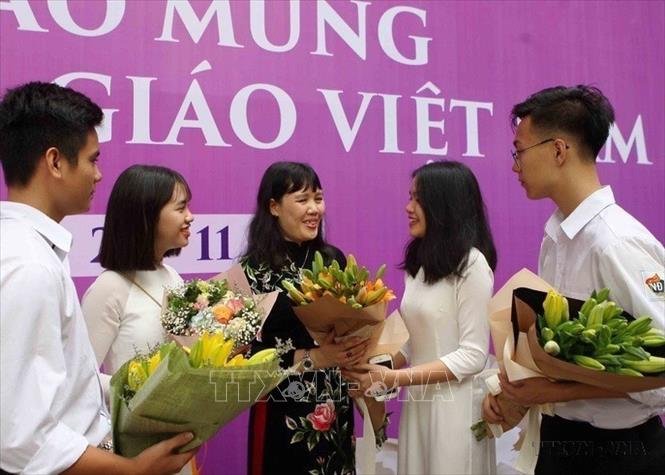 Học sinh trường THPT Việt Đức (Hà Nội) tặng hoa chúc mừng cô giáo nhân ngày 20/11. Ảnh: Thanh Tùng-TTXVN