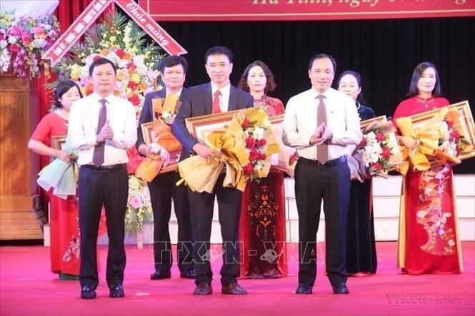 Nhà giáo ưu tú Phan Công Hùng, trường THCS Phan Huy Chú, huyện Thạch Hà (Hà Tĩnh) như “người lái đò” tận tụy, “chở” biết bao thế hệ học sinh tới 