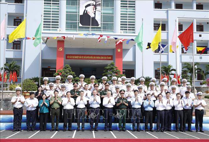 Tổng Bí thư Tô Lâm với các đại biểu và lãnh đạo, sĩ quan Bộ Tư lệnh Vùng 5 Hải quân. Ảnh: Thống Nhất – TTXVN