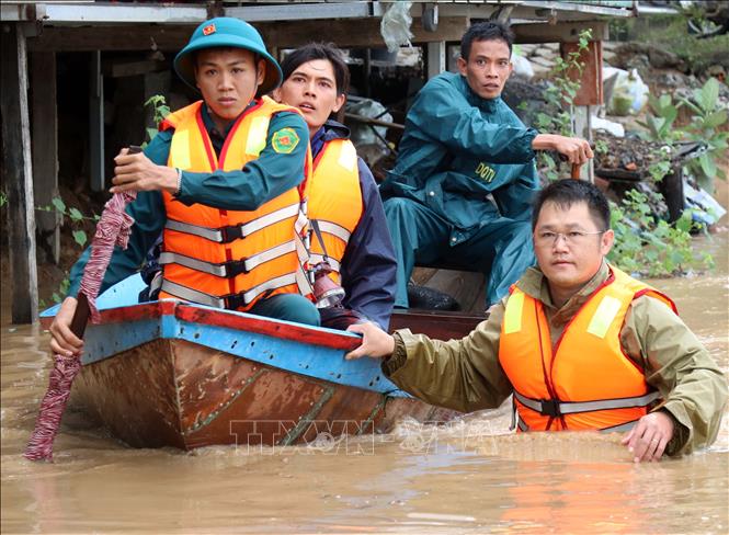 Lực lượng cứu hộ vào thôn Phước Khánh (xã Ninh Phước) để đưa người dân bị mưa lũ cô lập ra ngoài. Ảnh: Công Thử - TTXVN