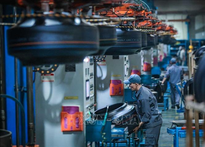 Công đoạn chuẩn bị phôi trước khi lưu hoá ra lốp. Ảnh: Hoàng Hiếu - TTXVN