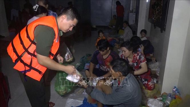 Lực lượng công an cùng các nhà hảo tâm chuẩn bị hơn 16.000 suất đồ ăn cho người dân vùng lũ. Ảnh: TTXVN phát