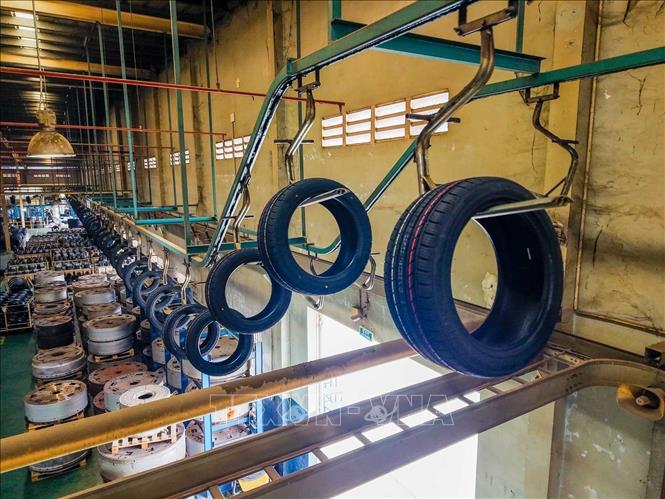 Công ty sử dụng băng chuyền tự động vận chuyển lốp đưa qua kho, giúp tối ưu hóa thời gian, giảm nhân công, hạn chế sai sót và nâng cao hiệu quả quản lý sản phẩm. Ảnh: Hoàng Hiếu - TTXVN 