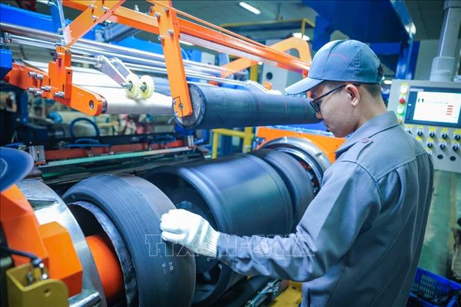 Công đoạn thành hình giai đoạn 1 ống thân lốp. Ảnh: Hoàng Hiếu - TTXVN