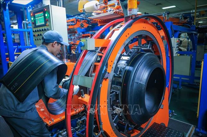 Công đoạn thành hình giai đoạn 2 trống dán HX – mặt lốp và thành hình phôi lốp. Ảnh: Hoàng Hiếu - TTXVN
