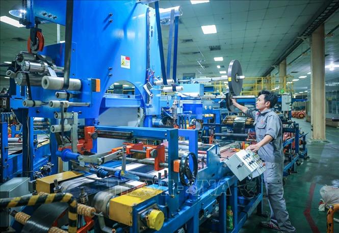 Công đoạn cắt hoãn xung. Ảnh: Hoàng Hiếu - TTXVN
 
