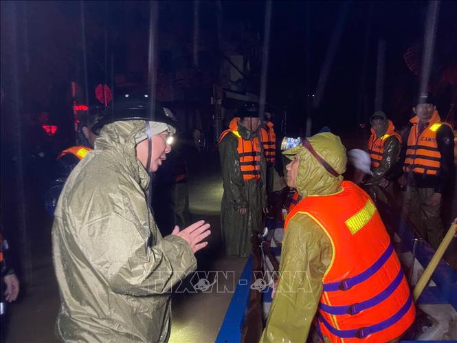 Thiếu tướng Lê Quang Nhân, Giám đốc Công an tỉnh Gia Lai yêu cầu lực lượng công an tiếp tục hỗ trợ người dân. Ảnh: Sỹ Thắng-TTXVN