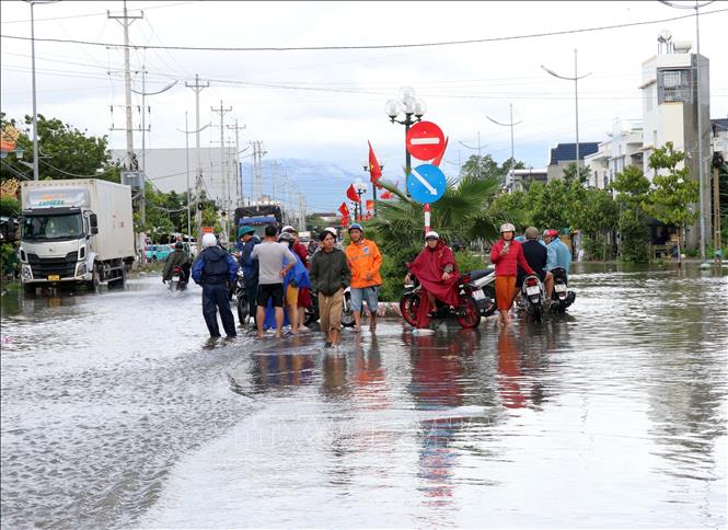 Phương tiện và người dân không thể đi qua tuyến đường Thống nhất về phường Phan Rang và xã Phước Dinh do bị lũ chia cắt sáng 20/11. Ảnh: Công Thử - TTXVN