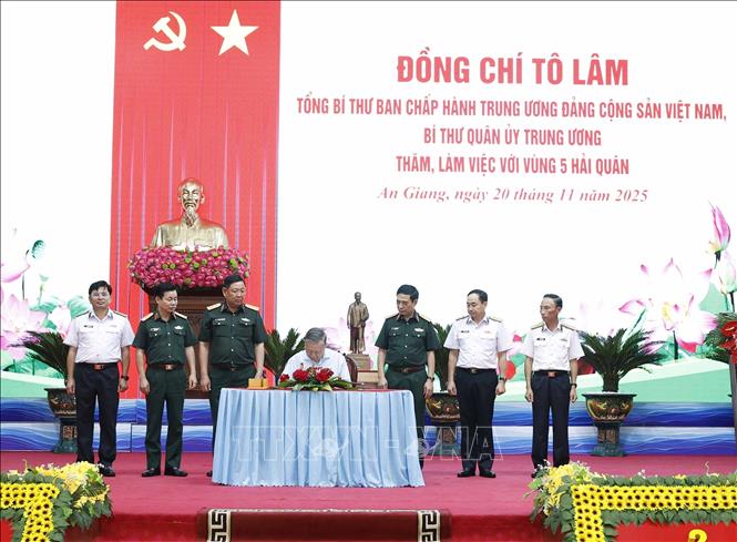 Tổng Bí thư Tô Lâm, Bí thư Quân uỷ Trung ương ghi sổ lưu niệm. Ảnh: Thống Nhất – TTXVN